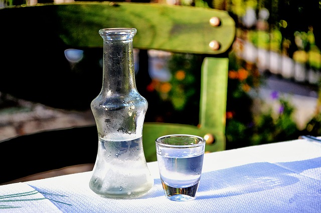 Ouzo smaakt zoveel lekkerder op vakantie in Cyprus, ook in het Sea Salt Lake View Hotel.