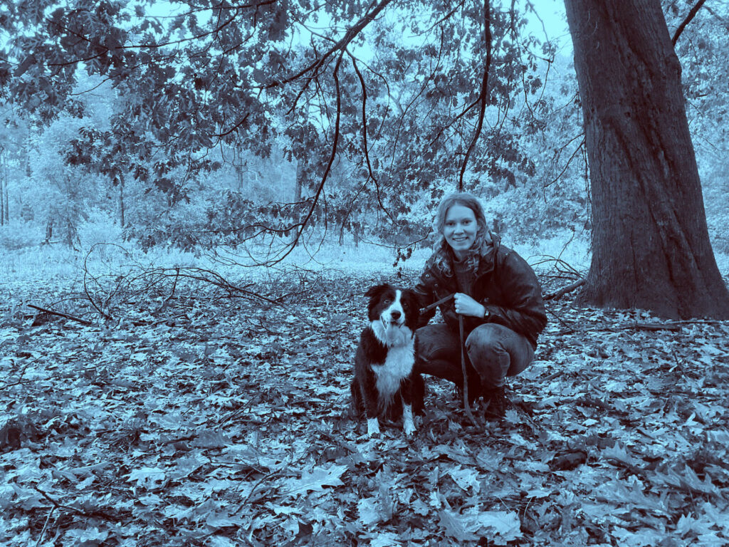 Dochter Maya en Frodo in het bos