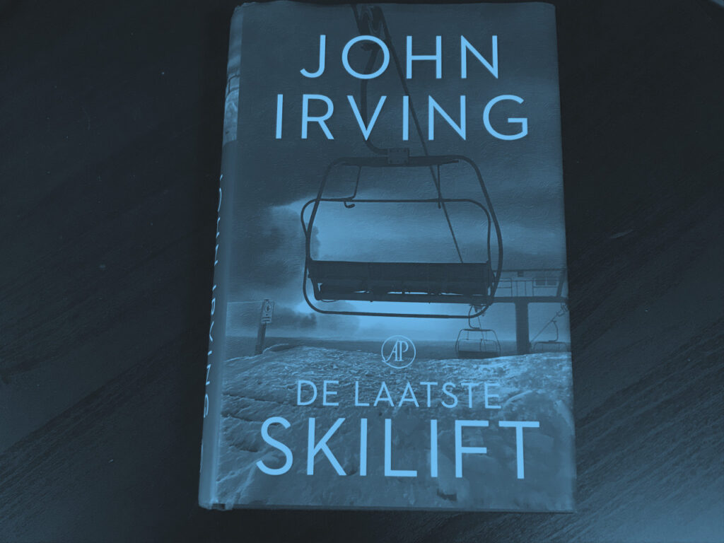 Beeld van de cover als inleiding op C'bons Review van De laatste skilift van John Irving.